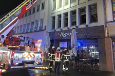 Die Feuerwehr beim Einsatz in der Brotstraße. Ein ältere Frau konnte dabei nur noch tot aus ihrer brennenden Wohnung geborgen werden.