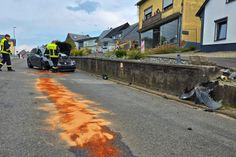 Fast eine halbe Stunde benötigte der Rettungswagen zur Unfallstelle. Die Fahrerin dieses Seats wurde glücklicherweise nur leicht verletzt.         Foto: S. Schmitt