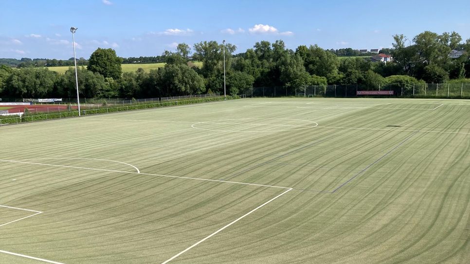 Neue Kunstrasenfläche im Bitburger Stadion