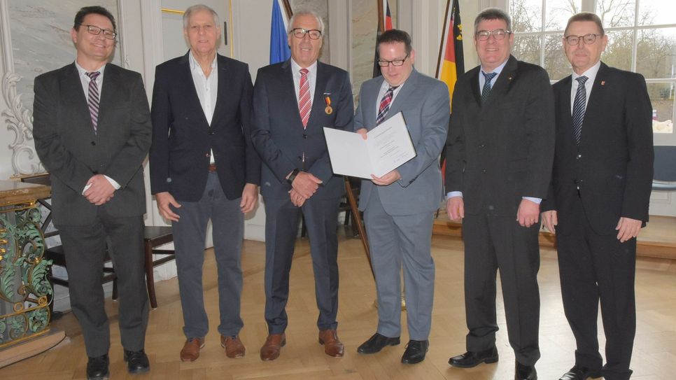 Werner Kiefer (3.v.l.), ausgezeichnet mit der von ADD-Präsident Thomas Linnertz (4.v.l.) überreichten Verdienstmedaille des Landes Rheinland-Pfalz, mit Stephan Müller, Beigeordneter der VG Thalfang, Hans-Dieter Dellwo früherer Bürgermeister der VG, Burkhard Graul, Ortsbürgermeister von Thalfang, und dem Kreisbeigeordneten Robert Wies (v.l.). Foto: Schmieder