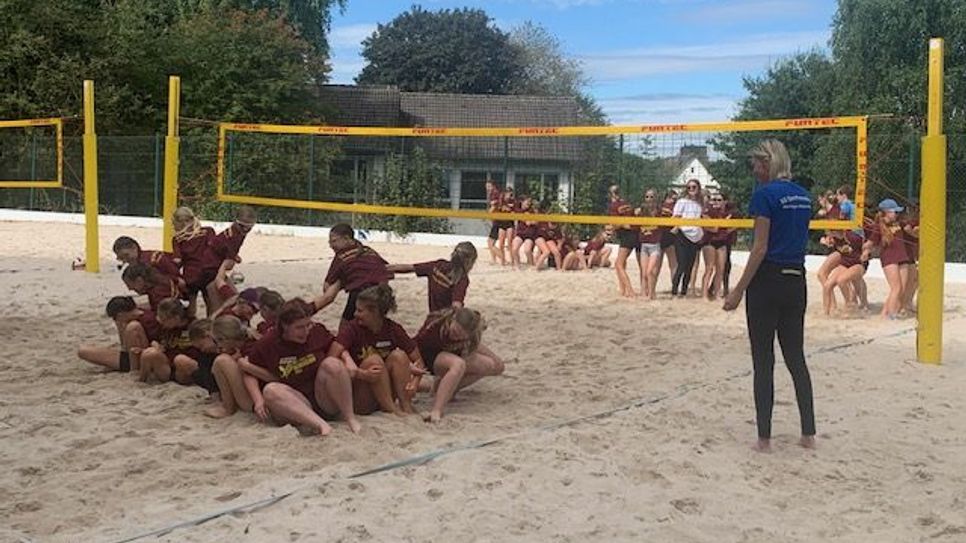 Parallel zum Fußballcamp fand auch bereits zum zweiten Mal ein Volleyballcamp für Mädchen auf der vereinseigenen Beachvolleyballanlage statt.