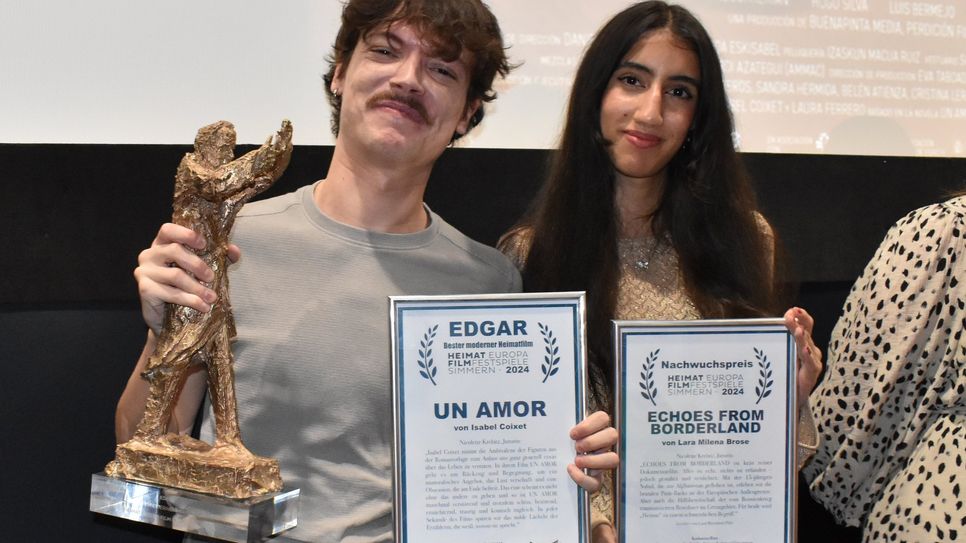 Jesús Choya Zataraín nahm den "Edgar" für "Un
 Amor" entgegen, die Protagonistin aus „Echoes from Borderland“, Nahid Akbari, den Preis für besten Debütfilm.