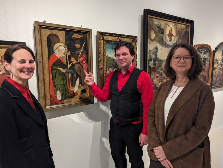 Museumsdirektorin Dr. Viola Skiba, Regisseur Marc-Bernhard Gleißner und Mechthild Schabo, Leiterin des Bereichs Seelsorge und Kirchenentwicklung im Bischöflichen Generalvikariat Trier, vor dem Gemälde "Die Werke der Barmherzigkeit".