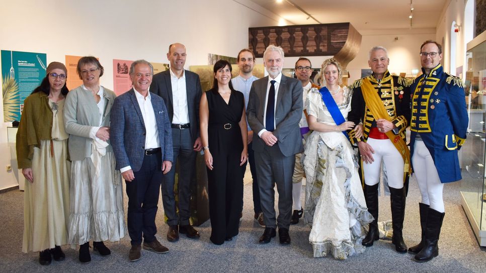 Zur Ausstellungseröffnung durfte Museumleiterin Kristina Müller-Bongard (5.v.l.) neben Staatssekretär Prof. Dr. Jürgen Hardeck (5.v.r.) unter anderem einen Teil des Schauspiel-Ensembles begrüßen.
