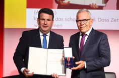 Hohe Auszeichnung: Bundesminister Hubertus Heil überreicht den Bundesverdienstorden an "Juppi" Hauth aus Hupperath (re).