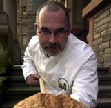 Ein frisch gebackenes Brot aus dem Ofen zu holen ist auch für Obermeister Raimund Licht noch immer ein befriedigendes Erfolgserlebnis. Foto: privat