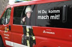 Mit auffälligen Motiven wirbt die Feuerwehr bei ihrer Tour durchs Land um Nachwuchs. Hier lockt eine nette Feuerwehrfrau Interessenten. Foto: LFV