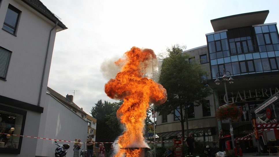 Die Feuerwehr simuliert eine Fettexplosion. Foto: Feuerwehr Euskirchen