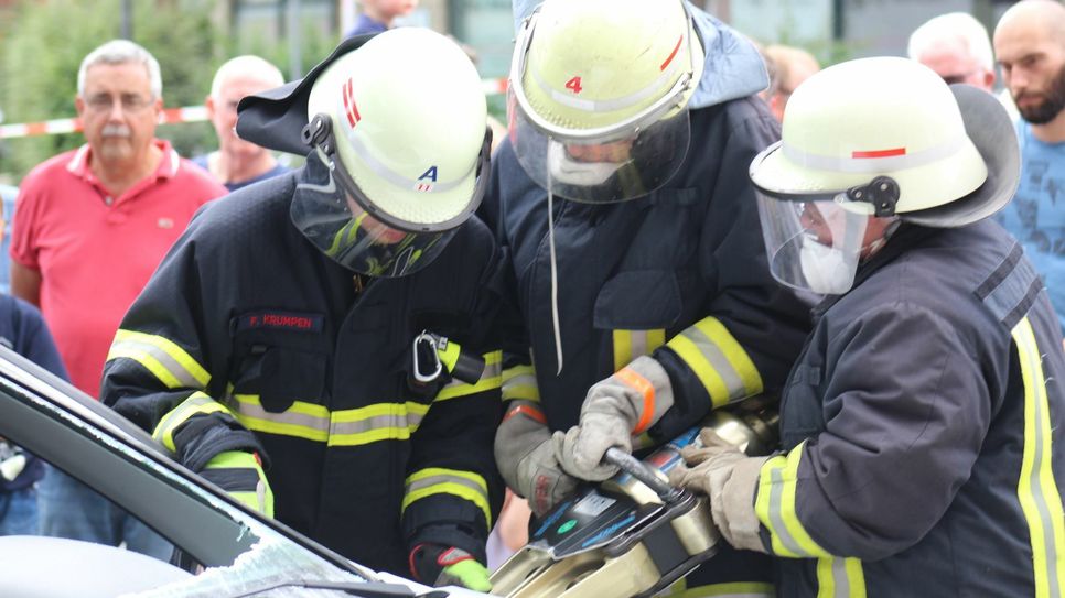 Bergung aus einem Unfallauto. Foto: Feuerwehr Euskirchen