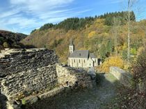 Blick vom Burghof auf die Kirche von Isenburg.