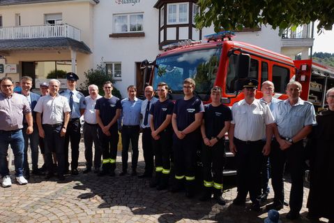 Feierliche Übergabe des neuen Mittleren Löschfahrzeugs an die Freiwillige Feuerwehr Bullay während der Julikirmes, mit Bürgermeister Jürgen Hoffmann und Ehrengästen.