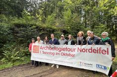 Sie stellten das Programm der 17. Archäologietour Nordeifel im Wald bei Hollerath vor. Im Hintergrund ist der alte gemauerte Schanzentisch noch erkennbar.