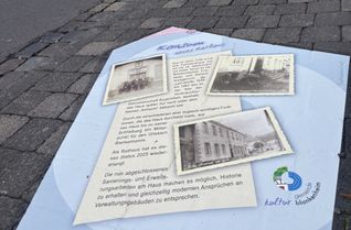 Eine der neuen Asphaltfolien in der Ahrstraße gibt Einblick in die Geschichte des neuen Rathauses.