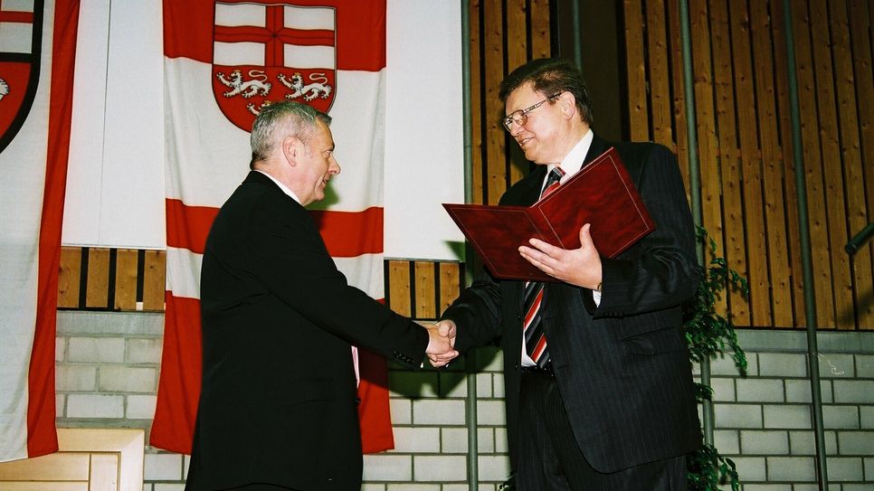 Amtseinführung von Landrat Manfred Schnur vor 16 Jahren durch seinen Vorgänger, Landrat Eckhard Huwer.