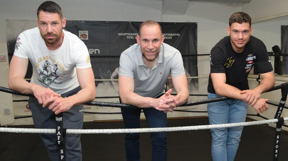 Veranstalter Daniel Blindert (Mitte) freut sich auf das zweite Open-Air-Boxen im Erftstadion bei dem auch Lokalmatador Benny Blindert (li.) und  Newcomer Simon Krebs (re.) in den Ring steigen werden. Foto: Scholl