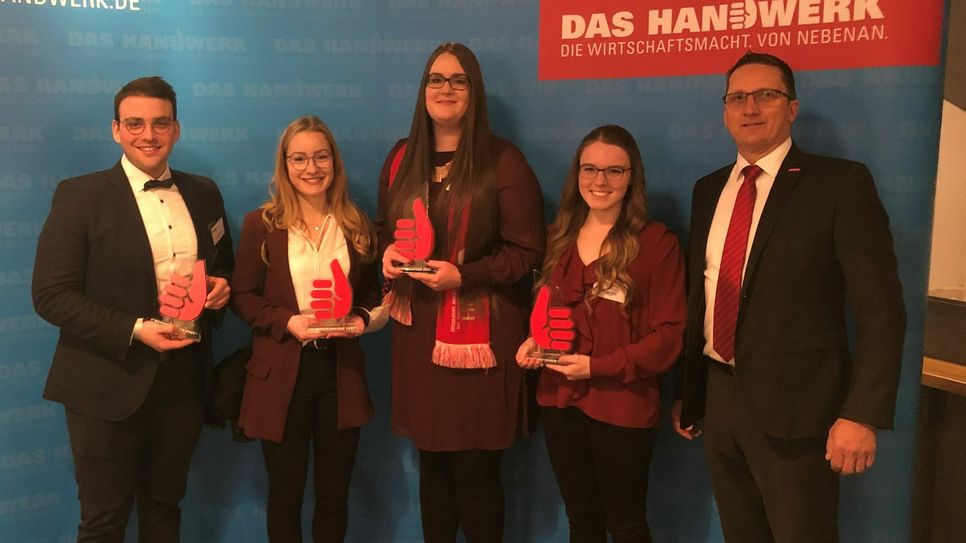 Von rechts: Joachim Noll, Vizepräsident des Deutschen Handwerkskammertags und der Handwerkskammer Koblenz gratulierte der Fotografin Virginia Tibus, der Kauffrau für Büromanagement Katharina Schwab, der Zahntechnikerin Marisa Hardt und dem Konditor Johannes Dhein zu ihren Bundessiegen.