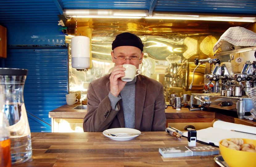 Guter Kaffee, schlechter Kaffee – alles eine Frage des Handwerks und der Sortierung, findet Karl-Heinz Schau. Seit 2014 ist er mit seinem himmelblauen Kaffeebus Stammgast auf dem Bad Kreuznacher Wochenmarkt.