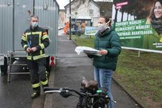 Stefani Jürries, Direktkandidatin von BÜNDNIS 90/DIE GRÜNEN für den Wahlkreis 13, kam umweltfreundlich mit dem Fahrrad zur Einsatzstelle der Feuerwehr – nicht mit einem alten Feuerwehrauto. Foto: Volker Thehos