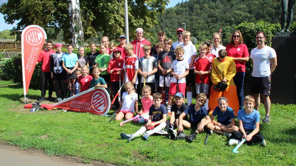 In der letzten Ferienwoche fand die Freizeit des Kreuznacher Hockey Clubs statt. Die Hockeyeinheiten fanden unter der Leitung von B-Trainer Benedict Schmidt auf dem Kunstrasen im Stadion Salinental statt.Daneben wurden jeden Tag tolle andere Aktivitäten angeboten. Stand Up Paddling, Bogenschießen und Klettern auf der Lauschhütte. Mittagessen gab es im KHC Restaurant „Auszeit“ im Salinental. 
Ein Abschlussgrillen mit den Eltern war der Abschluss einer tollen Woche, die Doro Kroll hervorragend organisiert hatte.