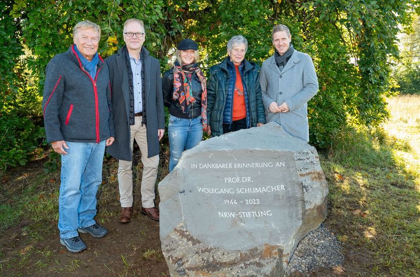 Mit Harry Kurt Voigtsberger (v.li.), Ehrenpräsident der NRW-Stiftung, trafen sich Dr. Carsten Vorwig, Leiter des LVR-Freilichtmuseums Kommern, Steinmetzin Ulrike Glaubitz, Rita Schumacher und Landrat Markus Ramers (von links nach rechts) an der Süntelbuche.