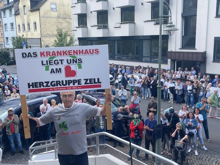 Rund 300 Menschen demonstrierten vor der Kreistagssitzung für den Erhalt des Klinikums Mittelmosel. Gebracht hat es nichts, das Krankenhaus wird geschlossen.