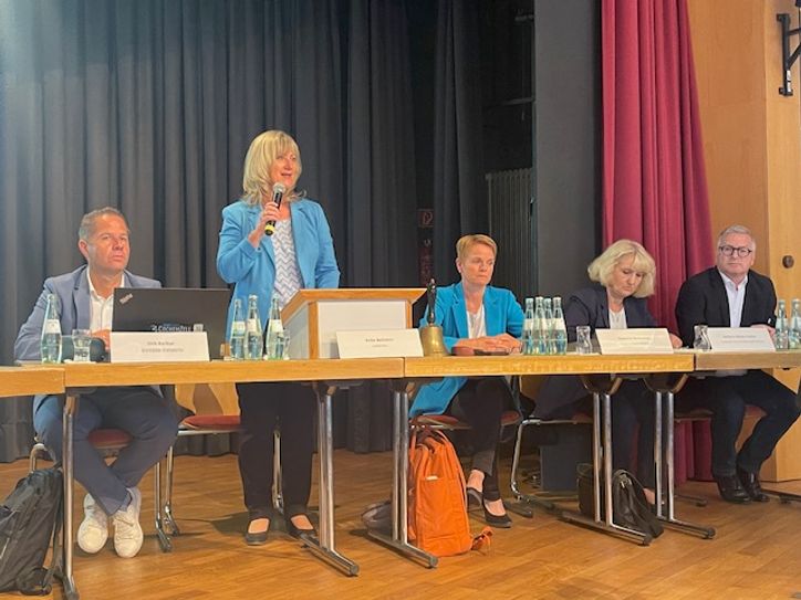 Landrätin Anke Beilstein bei der Kreistagssitzung am Dienstag in Zell.