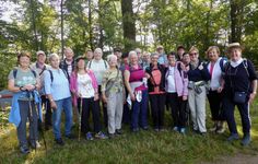 Eine Wandergruppe des Eifelvereins Mayen genießt unter der Leitung von Wanderführerin Jutta Grabkowsky die herbstliche Stimmung im Laacher Wald.