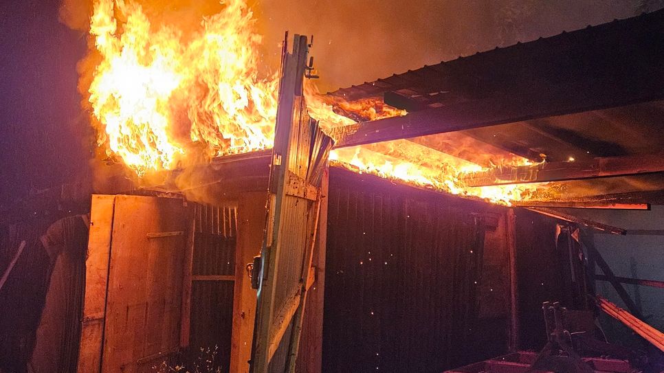 Das Feuer hatte bereits auf eine benachbarte Lagerhalle übergegriffen. Ein Feuerwehrmann wurde bei dem Einsatz verletzt.