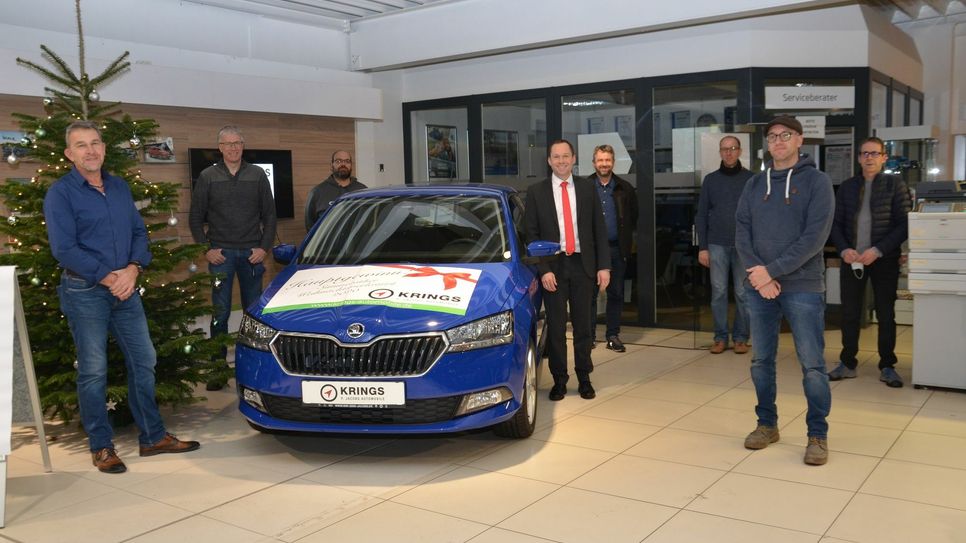 Vertreter des Gewerbevereins Simmerath und Stefan Nießen, Leiter des Autohauses Krings in Kesternich, zogen die Gewinnkombination »294 672«,die einen Skoda Fabia Cool Plus« wert ist. Foto: T .Förster