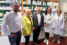 Alexander Kube (docs in clouds), Elke Breidenbach (Region Aachen Zweckverband), Gesundheitsdezernent Dr. Michael Ziemons, Johanna Dorn (Campus-Praxis) und Cornelia Hamann (Hubertus-Apotheke) freuen sich auf eine verbesserte hausätztliche Versorgung in Roetgen.