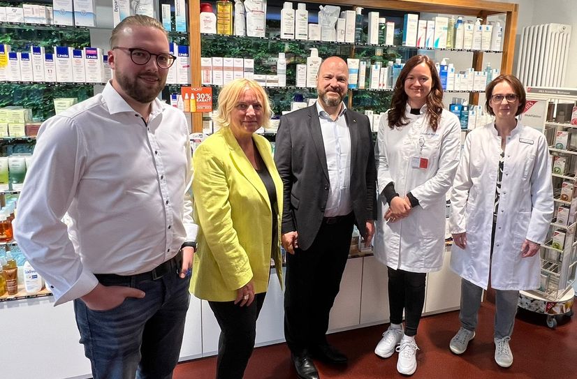 Alexander Kube (docs in clouds), Elke Breidenbach (Region Aachen Zweckverband), Gesundheitsdezernent Dr. Michael Ziemons, Johanna Dorn (Campus-Praxis) und Cornelia Hamann (Hubertus-Apotheke) freuen sich auf eine verbesserte hausätztliche Versorgung in Roetgen.