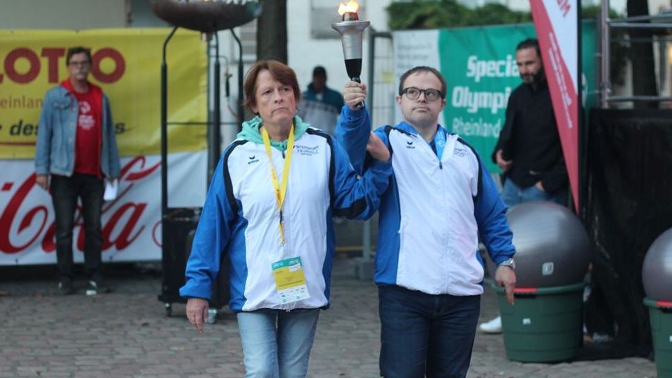 Stihl Magnesium Druckguss ist bei jeder Special Olympics – Veranstaltung mit dabei. Die Handfackel, die von Azubis des Unternehmens gefertigt wurde, ist ein wichtiger Bestandteil des Zeremoniells, wie hier beim feierlichen Fackellauf der Special Olympics Landesspiele 2022 in Koblenz