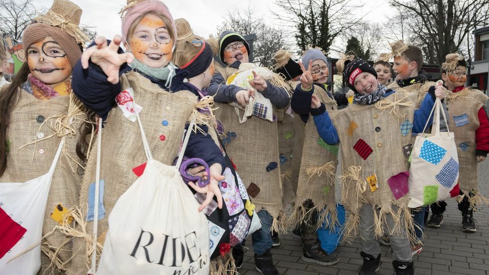 Der größte Kinderzug im Kreis Euskirchen findet bereits an Weiberdonnertag, 8. Februar, in Kommern statt. Bei der 21. Auflage ziehen ab 9 Uhr rund 1000 Pänz durch die historischen Gassen und eröffnen damit auch gleichzeitg den Straßenkarneval der Session 2023/24 im Altkreis Schleiden.