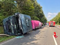 Wie die Polizei berichtet, ist aus bislang ungeklärten Gründen ein Betonmischer- LKW rechts von der Fahrbahn abgekommen und im Straßengraben umgestürzt. In der Folge flossen große Mengen Beton aus und liegen auf die Fahrbahn.