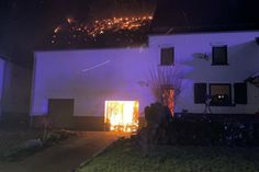 In der Silvesternacht kam es in Züsch in der Hoffeldstraße zu einem Brand einer Scheune, die unmittelbar an ein Wohnhaus angebaut ist.