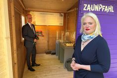 Das leuchtend-violette Gartenhaus ist nur die erste von insgesamt neun Stationen der neuen Ausstellung »Wink mit dem Zaunpfahl – offenSichtlich geht es um Gärten«, die Kuratorin Margarethe Becker  und Museumsleiter Dr. Carsten Vorwig kürzlich im LVR-Freilichtmuseum Kommern eröffneten.