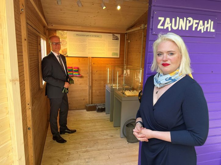 Das leuchtend-violette Gartenhaus ist nur die erste von insgesamt neun Stationen der neuen Ausstellung »Wink mit dem Zaunpfahl – offenSichtlich geht es um Gärten«, die Kuratorin Margarethe Becker  und Museumsleiter Dr. Carsten Vorwig kürzlich im LVR-Freilichtmuseum Kommern eröffneten.