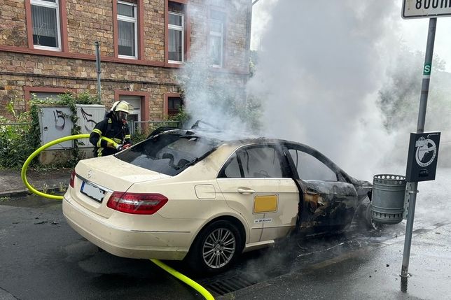 Als die Feuerwehr am Brandort eintraf, stand der vordere Teil des Taxis bereits lichterloh in Flammen.