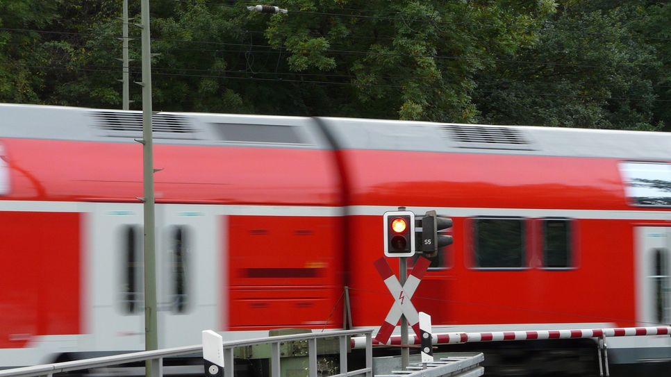 Dass, wie auf diesem Symbolfoto, wieder Züge zwischen Euskirchen und Bad Münstereifel fahren, wird laut Bahn AG noch bis zum Herbst dauern. 
 Symbolfoto: Pixabay