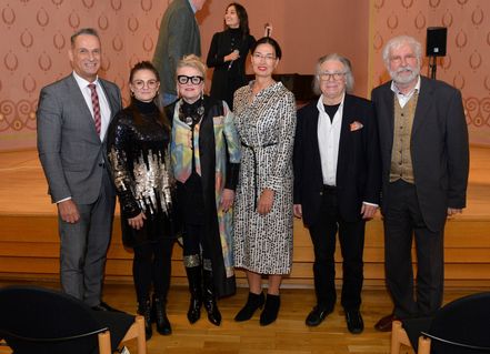 Bei der Vernissage (v.l.): Bürgermeister Joachim Rodenkirch, Nina Dusartz de Vigneulle, Mana Binz, Theresia Rodenkirch, Andreas Weitbrecht, Dr. Richard Hüttel. Im Hintergrund: Jacky Bastek.