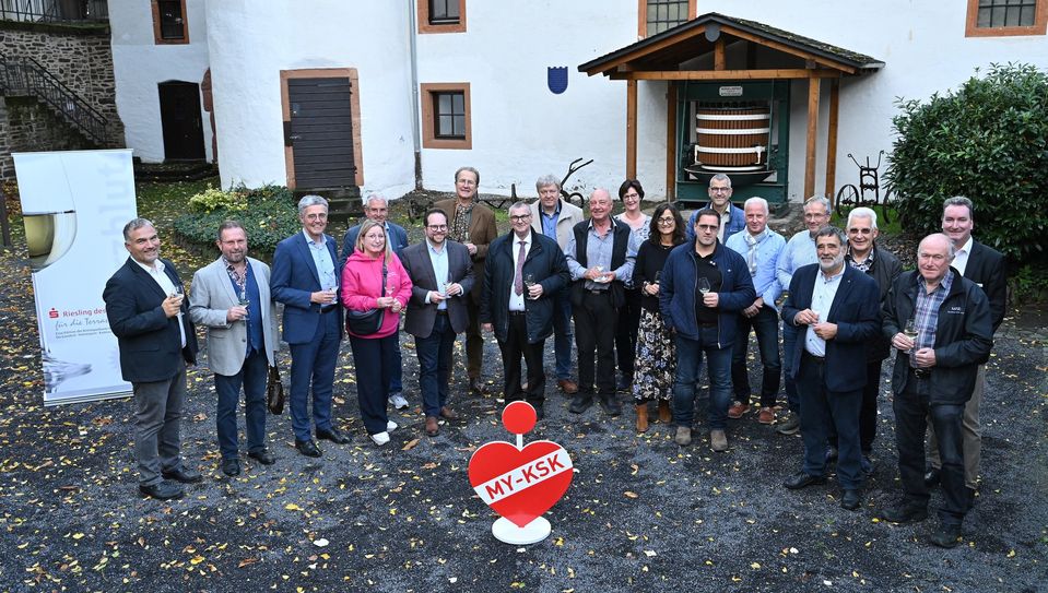 Gruppenfoto mit der Jury: Der KSK-Vorstandsvorsitzende Karl-Josef Esch und Landrat Dr. Alexander Saftig freuen sich in Kobern-Gondorf vor dem Schloss von der Leyen mit den Jurymitgliedern zur 12. Auflage des Weinwettbewerbs „Sparkassen-Riesling des Jahres“ über die Sieger in diesem Jahr.