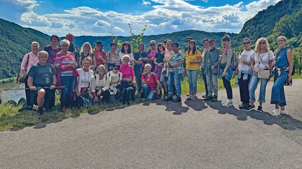 50 Bewegungsbegleiter aus Mayen-Koblenz tauschten sich bei einem gemeinsamen Spaziergang entlang des Hatzenporter Kulturweg Spaziergangs aus.