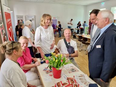 Der Seniorenbeauftragte Hermann Hurth und Bürgermeister Guido Wacht am Infostand der Caritas.