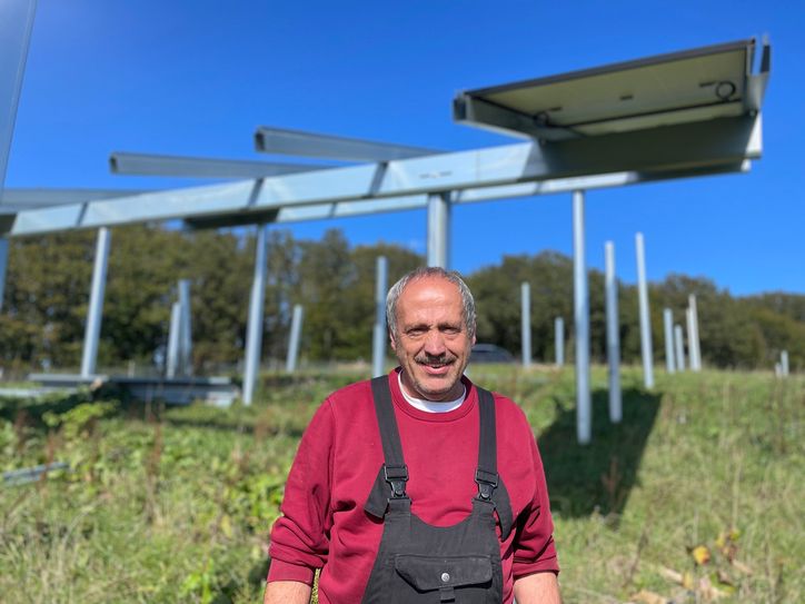 Landwirt Udo Kneip (Foto) schaut über seine Felder bei Briedeler-Heck. Hier entsteht derzeit eine rieseige Agri-Photovoltaikanlage. »Agri-PV« verknüpft die Erzeugung landwirtschaftlicher Produkte mit der Solarstromproduktion auf ein- und derselben Fläche und ermöglicht eine Doppelernte.