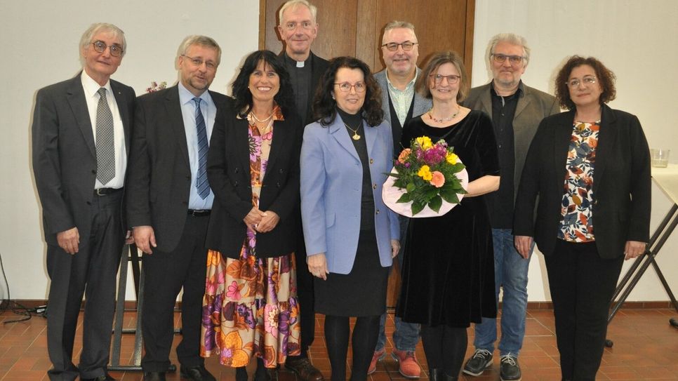 Caritasdirektorin Victoria Müller-Ensel (3.v.r.) mit dem Diözesan-Caritasverbandsvorsitzenden Benedikt Welter (4.v.l.), dem Vorstand des Ortscaritasverbandes und den drei hiesigen Dienststellenleitern bei der Verabschiedung.