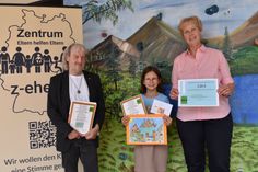 V.l.n.r: Reiner Schladweiler, Vorsitzender ZEhE e.V., Maria Schwieckerath, Gewinnerin, Andrea Bauschert, Schulleiterin Grundschule Serrrig.