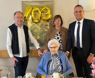 Bürgermeister Joachim Rodenkirch (re.) gratuliert Alwine Hansen (sitzend) gemeinsam mit Tochter Brigitte und Schwiegersohn Hermann Wagner zu ihrem 103. Geburtstag.