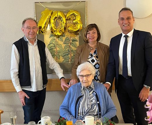 Bürgermeister Joachim Rodenkirch (re.) gratuliert Alwine Hansen (sitzend) gemeinsam mit Tochter Brigitte und Schwiegersohn Hermann Wagner zu ihrem 103. Geburtstag.