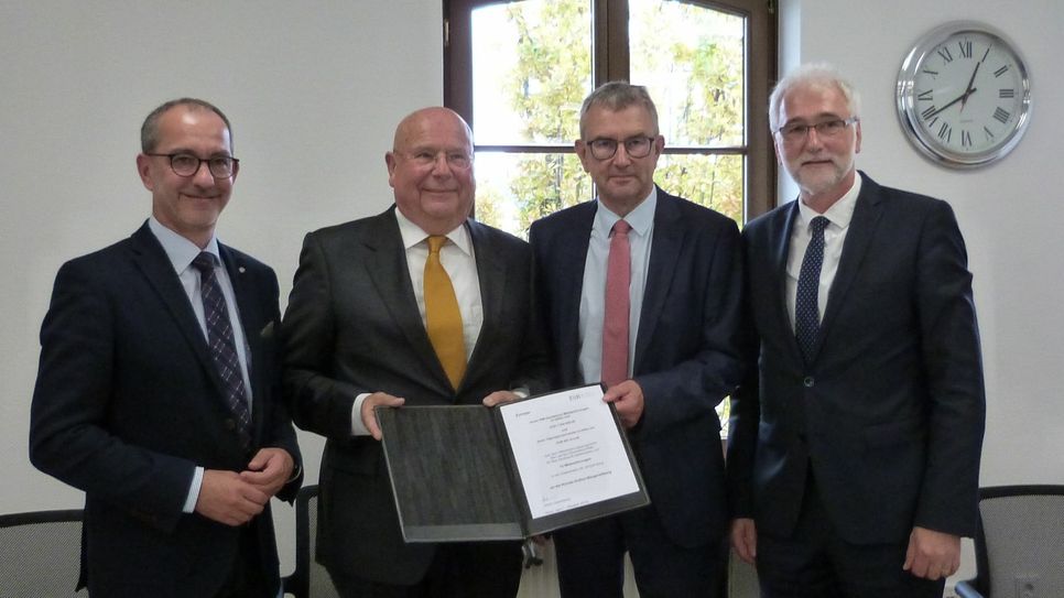 Freuen sich über die ISB Förderzusage (v.l.n.r.):  Bürgermeister Joachim Weber, Vorstandsvorsitzender Hartmut Schwiering, Ulrich Dexheimer, Vorstandssprecher der ISB, und Dr. Karl-Heinz Frieden, Stiftungsratsvorsitzender und Geschäftsführer des Gemeinde- und Städtebundes RLP bei der Übergabe der ISB Förderzusage. Foto: FF