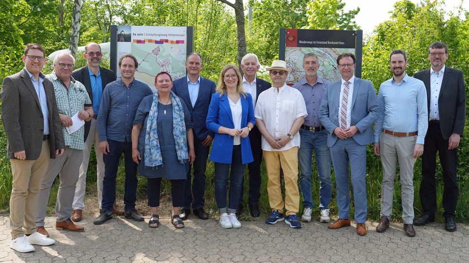 Die Organisatorinnen und Organisatoren des Netzwerk-Projekts "Schöpfungsweg Mittelmosel" am Startpunkt des Rundweges auf dem Kueser Plateau.